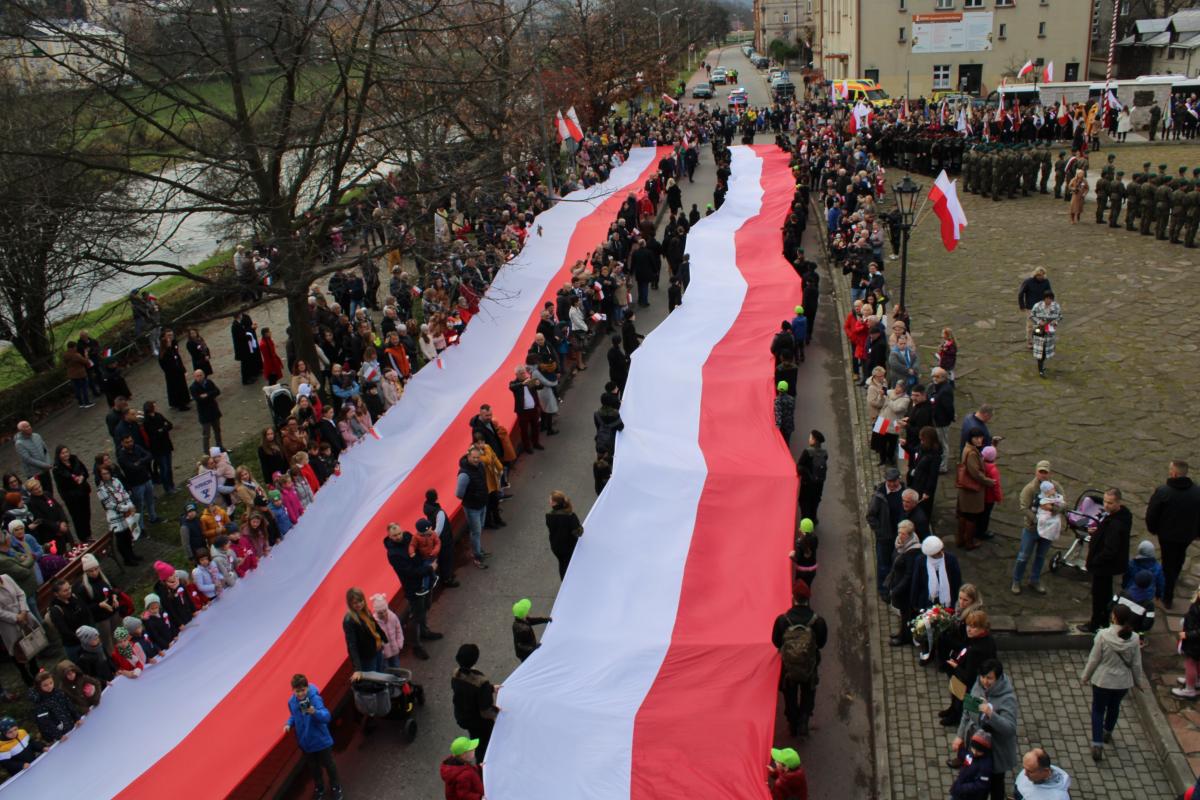 Piątek, 11 listopada, setki przemyślan rozpoczęły od mszy świętej w bazylice archikatedralnej. Stamtąd, z towarzyszeniem pocztów sztandarowych, pod dowództwem Kompanii Honorowej Wojska Polskiego, mieszkańcy przemaszerowali pod pomnik Orląt Przemyskich na główne uroczystości.  

<br/>fot.Monika Rusin