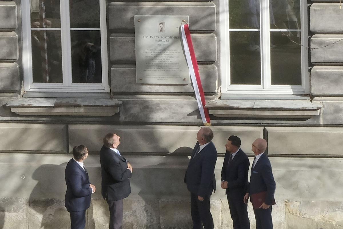 Moment odsłonięcia tablicy.<br/>fot.Jacek Szwic