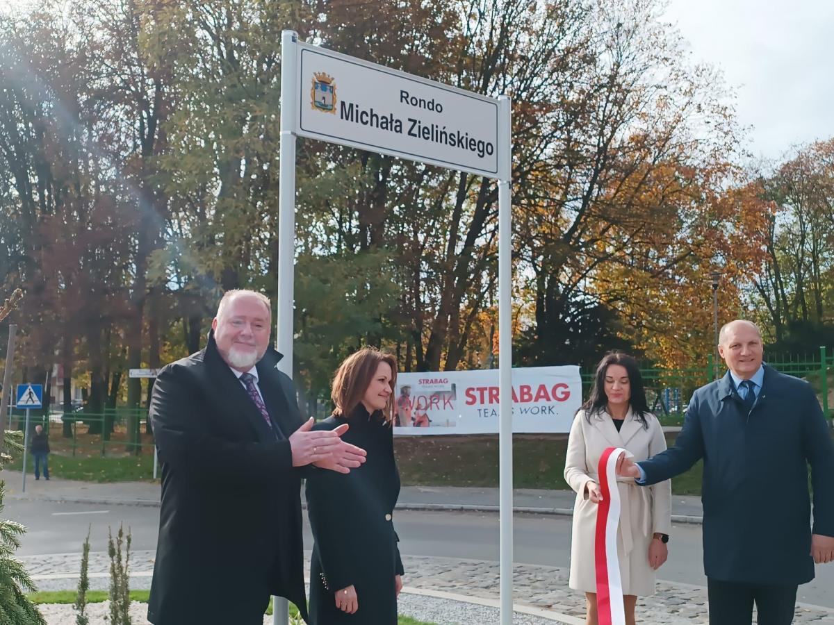 Uroczyste odsłonięcie nazwy ronda.<br/>fot.archiwum autora