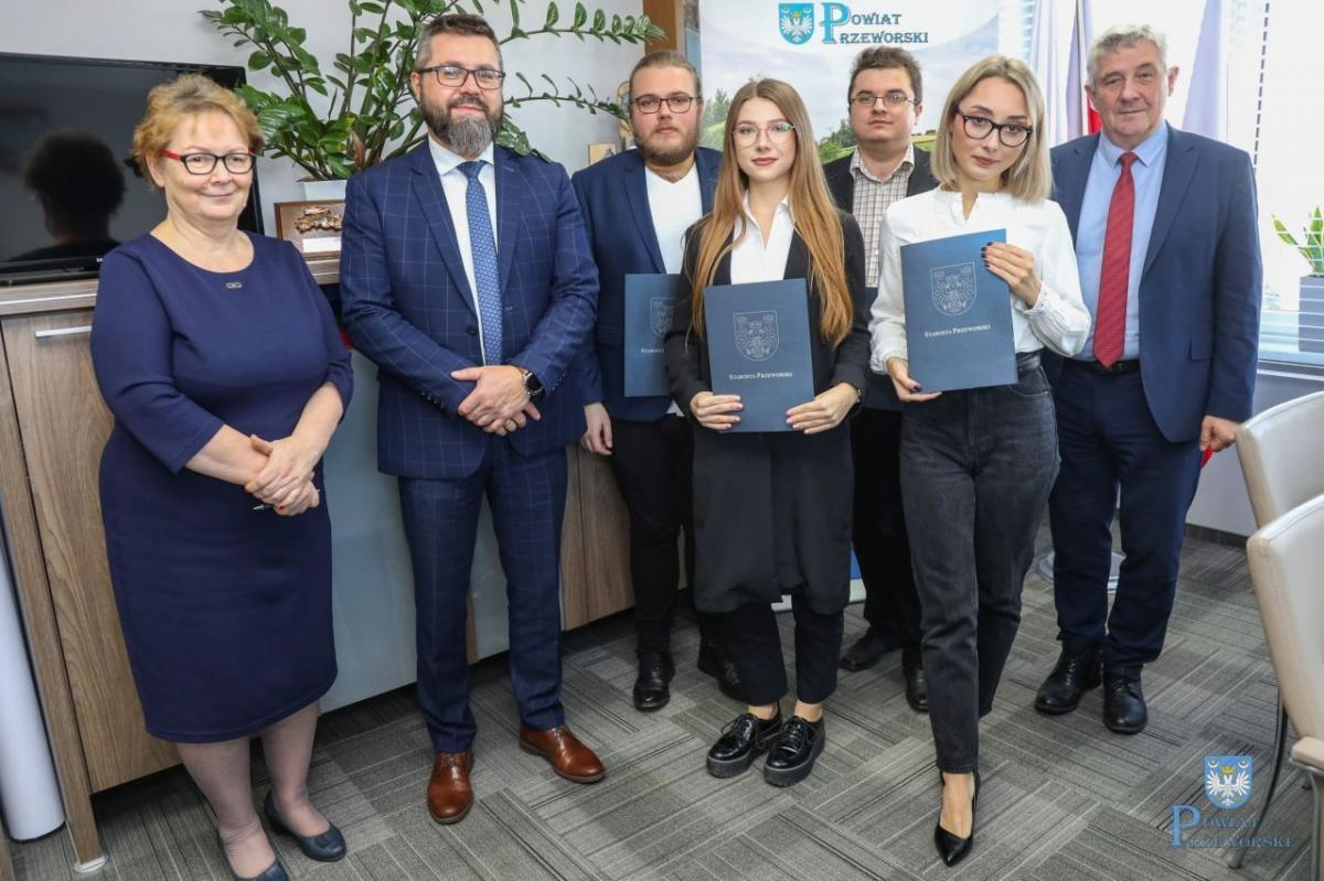 Podpisujący umowę stypendialną przyszli medycy zobowiązali się do podjęcia pracy w ramach stażu podyplomowego w terminie do 6 miesięcy od uzyskania dyplomu, po uprzednim uzyskaniu prawa wykonywania zawodu, a także do kontynuacji zatrudnienia w SP ZOZ w Przeworsku po jego zakończeniu.<br/>fot.Starost