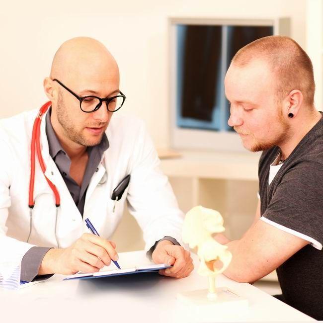 Zarówno przy kontroli orzekania, jak i przy kontroli wykorzystywania chorobowego, ZUS i pracodawca będą szukać nas pod adresem widniejącym na zwolnieniu lekarskim wystawionym przez lekarza. Jeśli zmienimy miejsce pobytu w trakcie rekonwalescencji, mamy 3 dni na powiadomieni o tym pracodawcy i ZUS.<b