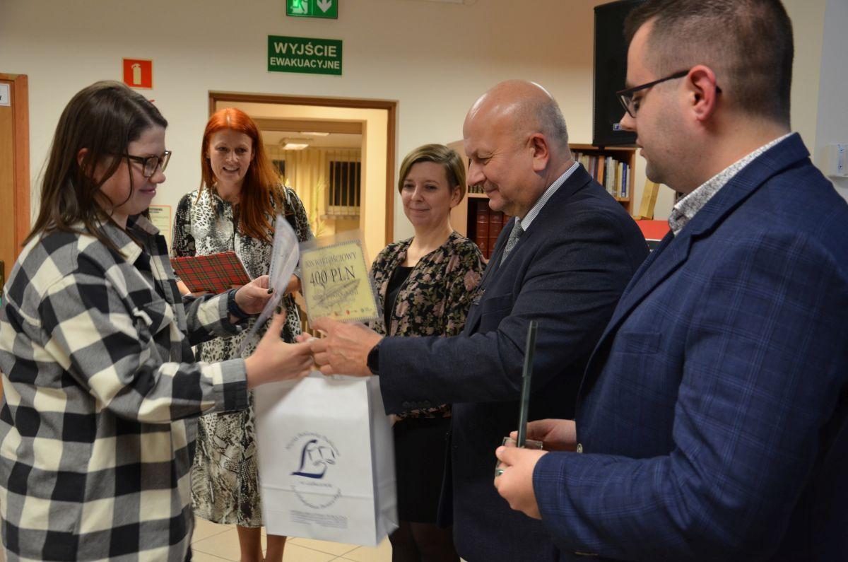 Mistrzowie i wicemistrzowie otrzymali nagrody pieniężne, dodatkowo wszyscy laureaci odebrali też pamiątkowe statuetki i monografie Zygmunta Kubraka pt. „Miejska Biblioteka Publiczna im. Władysława Broniewskiego w Lubaczowie w latach 1948-2018”. 
<br/>fot.MBP w Lubaczowie