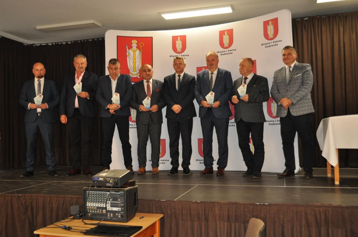 W ramach uroczystości podsumowującej zrealizowane inwestycje, która odbyła się  Gminnym Ośrodku Kultury w Dubiecku, władze gminy wręczyły pamiątkowe statuetki osobom zaangażowanym w przeprowadzone prace.<br/>fot.UMiG Dubiecko