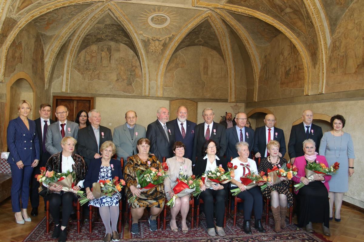 Złoci Jubilaci zebrali się w czwartek, 27 października, w sali ślubów Urzędu Stanu Cywilnego w Jarosławiu, by uczcić swoją miłość małżeńską, która trwa już od pół wieku. 


<br/>fot.UM Jarosław