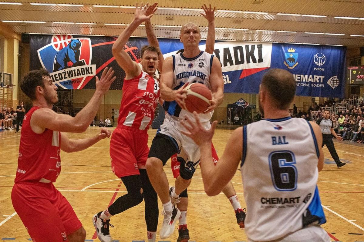 W akcji środkowy Niedźwiadków Chemart Przemyśl Rafał Kulikowski, który wspólnie z partnerami pewnie odprawił w koszykarskich derbach Podkarpacia Stolaro Resovię Rzeszów. Pierwszy z lewej Konrad Mamcarczyk, obok Wojciech Wątroba.<br/>fot.Grzegorz Gajdzik