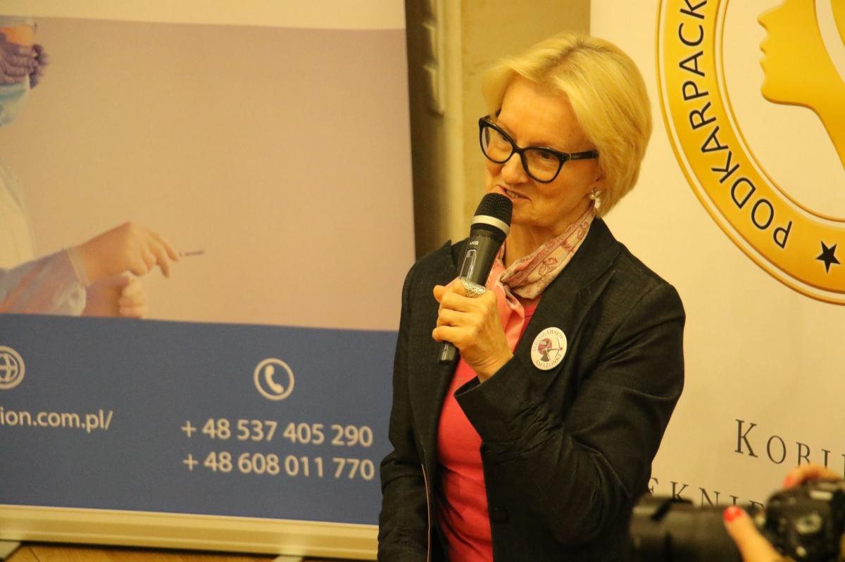  Marta Zadorożna, prezes Stowarzyszenia Jarosławskich Amazonek odwiedza okoliczne szkoły średnie, by edukować w zakresie profilaktyki badania raka piersi.<br/>fot.Urząd Miasta Jarosław