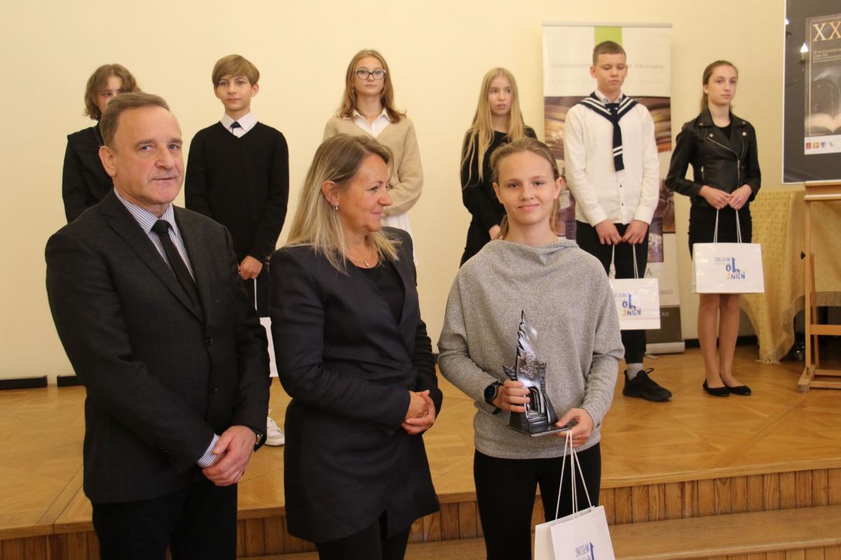 Od lewej prezes fundacji im. H. i T. Zielińskich Marek Puzio, dyrektor JOKiS Elżbieta Śliwińska-Dąbrowska oraz Łucja Maliga- jeden z jej zwycięskich wierszy zachwycił jury i zgromadzoną publiczność. <br/>fot.Centrum Kultury i Promocji w Jarosławiu
