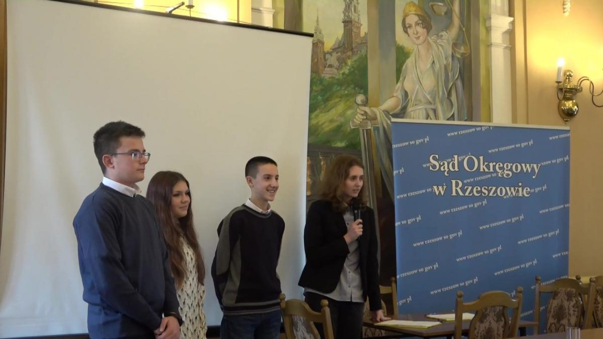 Wyjątkowymi gośćmi konferencji pod hasłem „Współczesna mediacja i perspektywy jej rozwoju” byli uczniowie i mediatorzy młodzieżowi ze Szkolnego Klubu Mediatora, który działa w Szkole Podstawowej nr 16 z Oddziałami Integracyjnymi w Przemyślu.<br/>fot.ze zbiorów własnych
