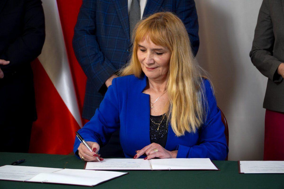 W imieniu gminy Jarosław list intencyjny w sprawie powstania na terenach inwestycyjnych w Makowisku tzw. stacji najwyższych napięć parafowała je wójt gminy Elżbieta Grunt.<br/>fot.PUW Rzeszów