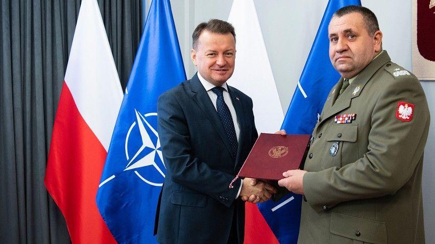 Nominację na zastępcę dowódcy 18 Dywizji Zmechanizowanej gen. brygady Dariusz Lewandowski otrzymał z rąk ministra obrony narodowej Mariusza Błaszczaka.<br/>fot.twitter/MON