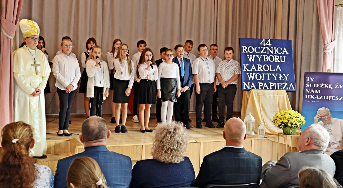 Dom Ludowy w Walawie był jednym z etapów uroczystości związanych z 44. rocznicą wyboru kardynała Karola Wojtyłę na papieża.<br/>fot.Sebastian Łoś