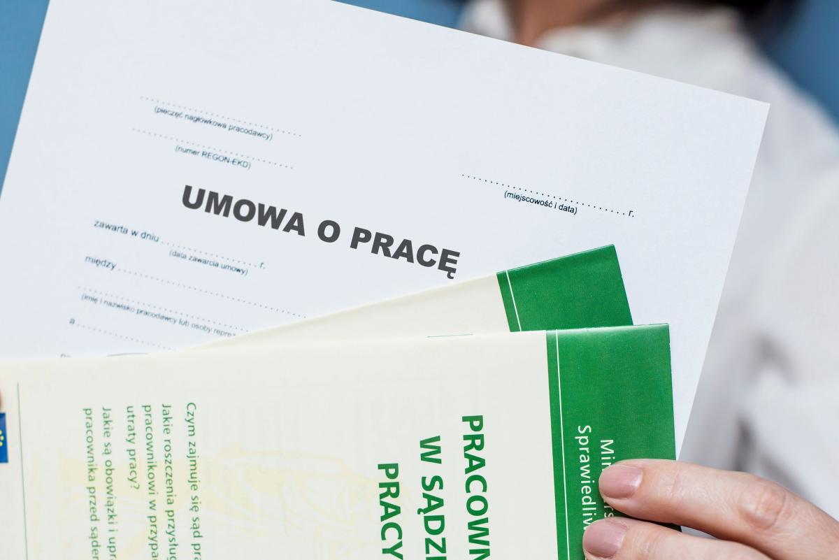 „Jeśli istnieją wątpliwości co do przestrzegania przez pracodawcę przepisów dot. legalności zatrudnienia, pracownicy mają prawo złożenia do właściwego ze względu na siedzibę pracodawcy Okręgowego Inspektoratu Pracy, wniosku o przeprowadzenie w tym zakresie kontroli. Złożenie skargi daje podstawę do 