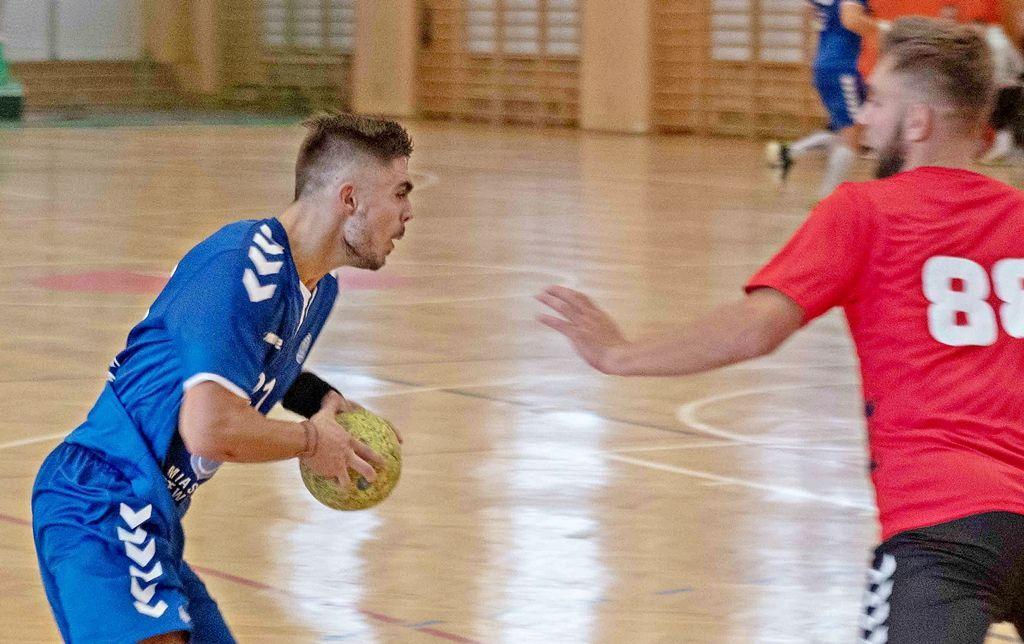 Kevin Starzecki (z piłką) był najskuteczniejszym zawodnikiem SPR Orła w meczu z lubelskimi akademikami.<br/>fot.Grzegorz Gajdzik