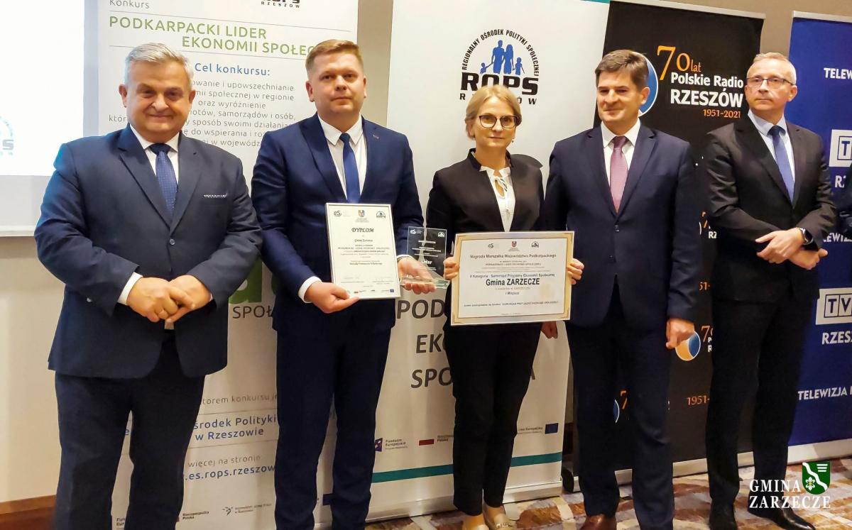 W uroczystej gali podsumowującej działalność samorządów w zakresie ekonomii społecznej w Rzeszowie, połączonej z wręczeniem nagród, udział wzięli wójt gminy Zarzecze Tomasz Bury i kierownik Gminnego Ośrodka Pomocy Społecznej Anna Krzeszowska-Gwóźdź.<br/>fot.UG Zarzecze