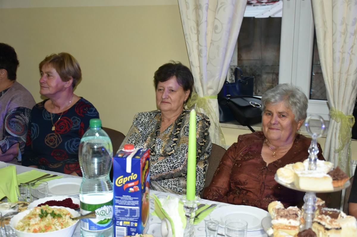 Seniorom nie brakowało wigoru. Bawili się doskonale, żartując, pozując do zdjęć i korzystając z kulinarnych dobrodziejstw czekających na suto zastawionych stołach.<br/>fot.GCK w Medyce