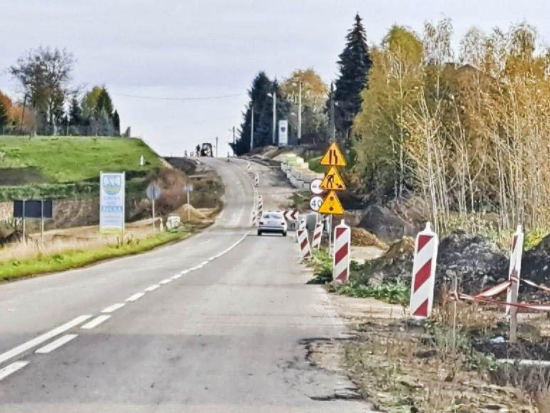 Kierowcy narzekający na uciążliwości związane z trwającym od wiosny remontem drogi wojewódzkiej nr 835 będą musieli uzbroić się w cierpliwość. Inwestor zapewnił, że po realizacji kolejnych etapów inwestycji odcinki wahadeł będą docelowo skracane. Niestety dodał też, że przewidywany termin zakończeni