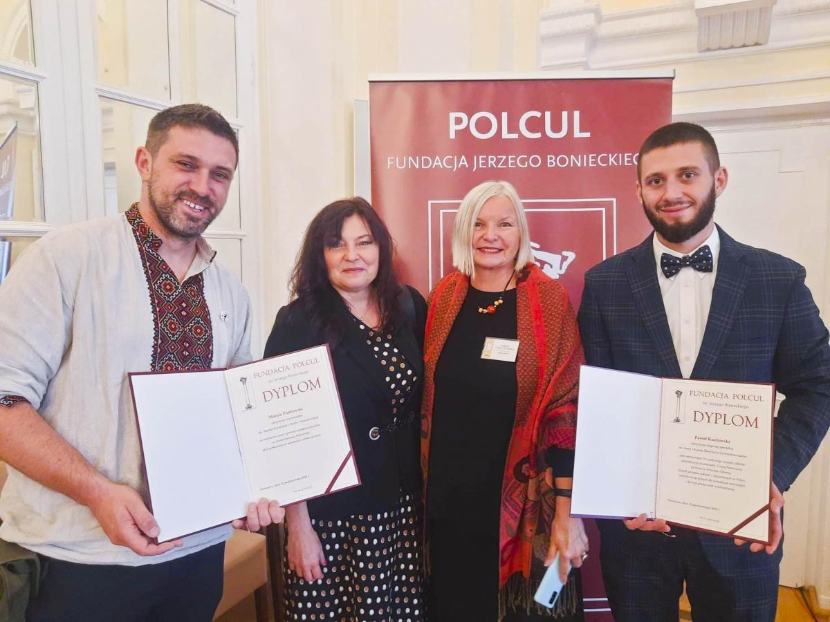 Uroczyste wręczenie nagród odbyło się w Pałacu Staszica w Warszawie. Na zdjęciu Marcin Piotrowski (z lewej) z innymi uczestnikami gali. Po prawej Paweł Kozłowski – nominowany do nagrody specjalnej Polculu jako reprezentant 11-osobowego zespołu liderów dowodzącego działaniami Grupy Pomocowej na Dworc