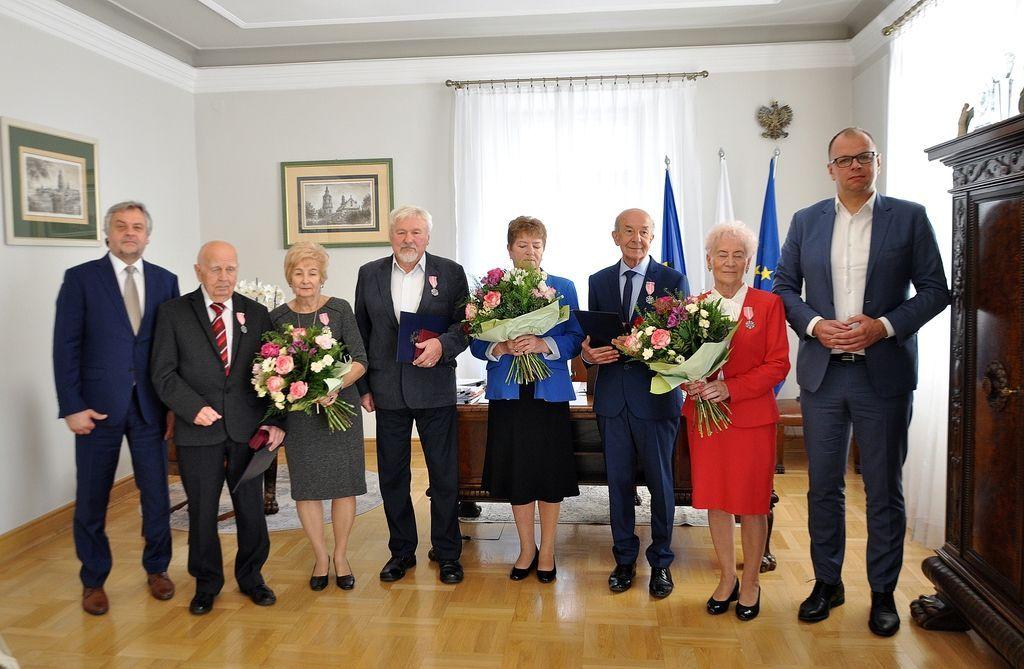 Dostojni jubilaci w towarzystwie włodarza miasta Wojciecha Bakuna i kierownika Urzędu Stanu Cywilnego Andrzeja Durbajły.





<br/>fot.UM Przemyśl  