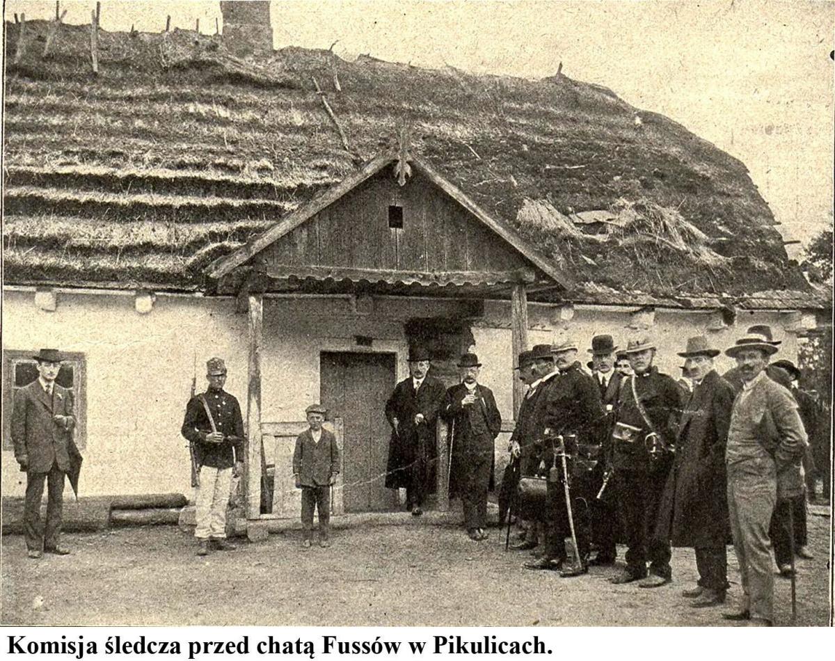 Komisja śledcza przed chatą Fussów w Pikulicach.