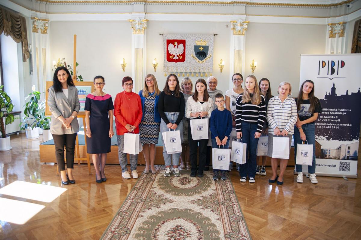 Uczestnicy i jurorki Konkursu na Recenzję Literacką „Fascynująca wakacyjna książka”.<br/>fot.Adam Podulka PBP w Przemyślu