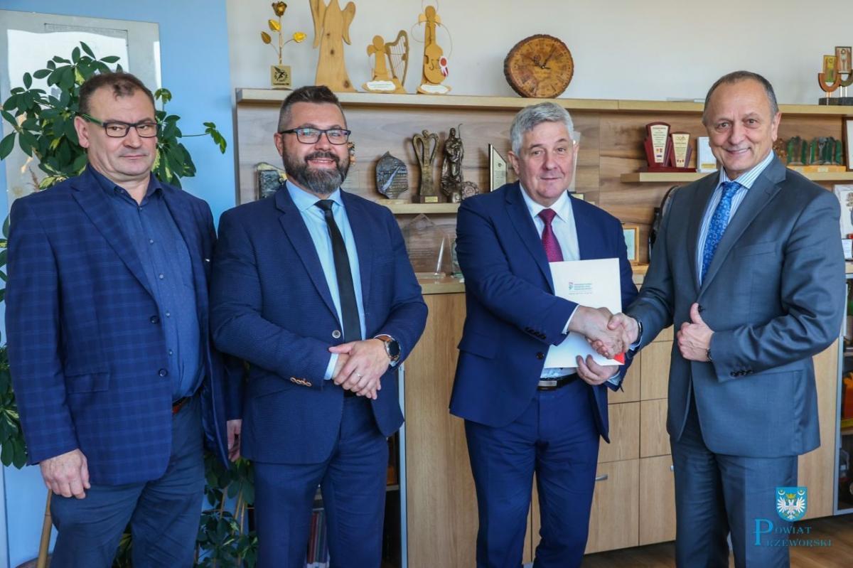 13 października umowę z ramienia PFRON w Rzeszowie parafował dyrektor tej instytucji Maciej Szymański, natomiast z ramienia powiatu starosta przeworski Bogusław Urban, wicestarosta Jacek Kierepka oraz zastępca skarbnika Piotr Kaweński.<br/>fot.Starostwo Powiatowe w Przeworsku