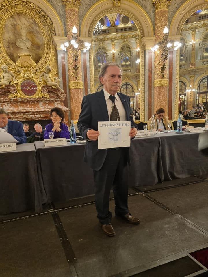 Znany lubaczowski artysta oraz konserwator dzieł sztuki w Muzeum Kresów w Lubaczowie Jerzy Plucha 16 października podczas uroczystości w słynnej, największej sali balowej Paryża w InterContinental Paris Le Grand Hotel odebrał srebrny medal za działalność na polu sztuki. 


<br/>fot.M. Mistura