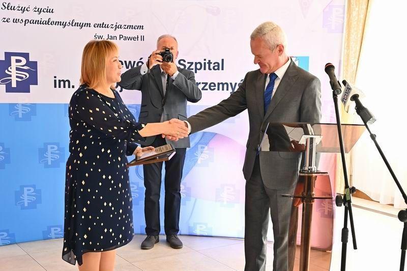 Na ręce szefowej Wojewódzkiego Szpitala w Przemyślu dr Barbary Stawarz Certyfikat Centrum Monitorowania Jakości wręczył kierownik działu akredytacji CMJ Mirosław Piotrowski.<br/>fot.WSZwP