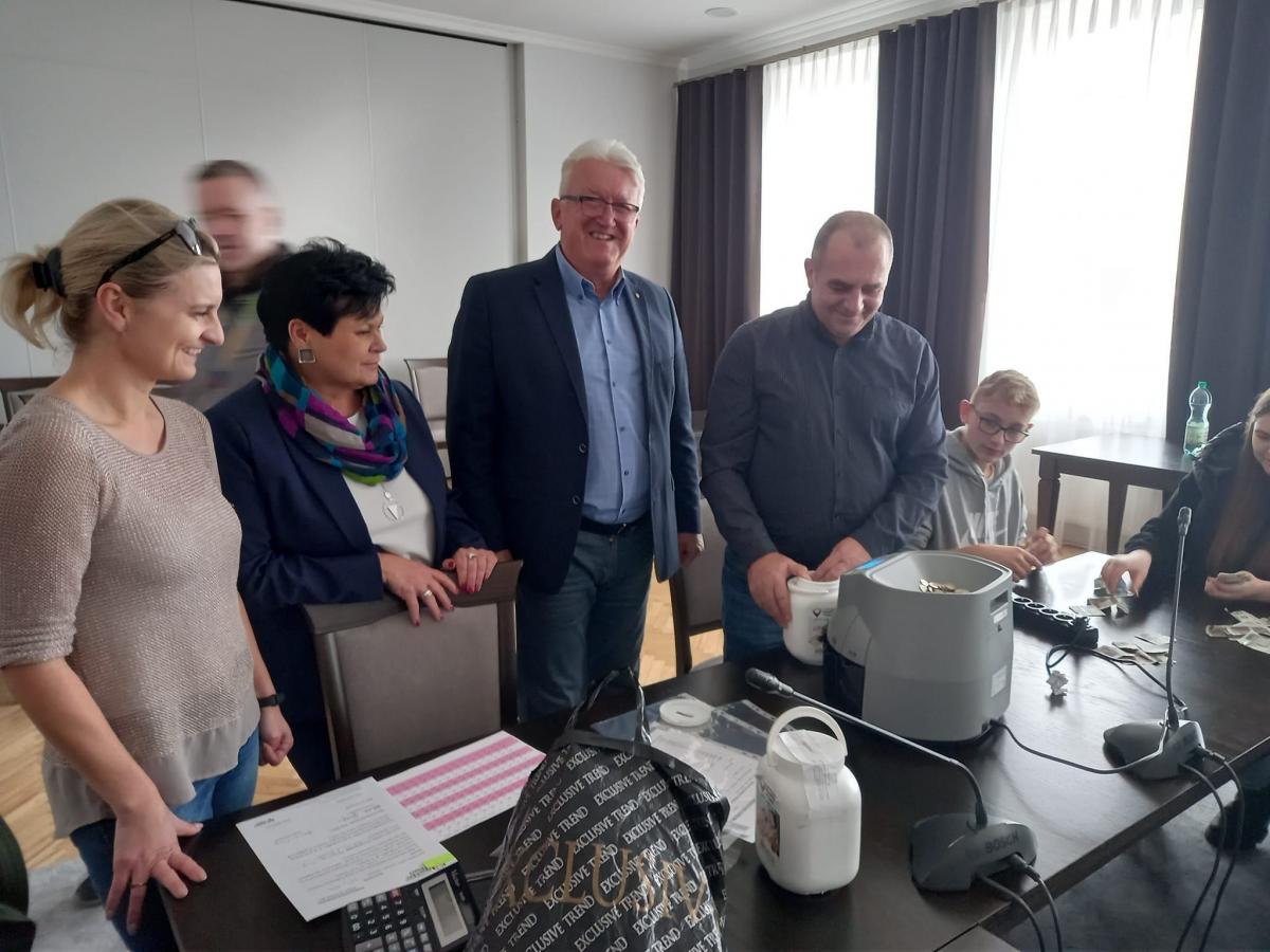 Podsumowanie akcji pomocy dla Podkarpackiego Hospicjum dla Dzieci, prowadzonej przez wolontariuszy szkół ponadpodstawowych. W jej ramach udało się zebrać prawie 9,5 tys. zł.<br/>fot.FB Tomasz Kulesza