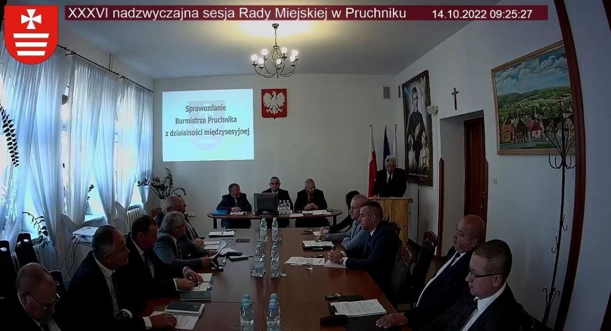 Chociaż przerwa między sesjami wynosiła zaledwie dwa tygodnie, zanim radni zagłosowali w sprawach bieżących, burmistrz Wacław Szkoła przedstawił dość obszerne sprawozdanie z działalności międzysesyjnej. 

