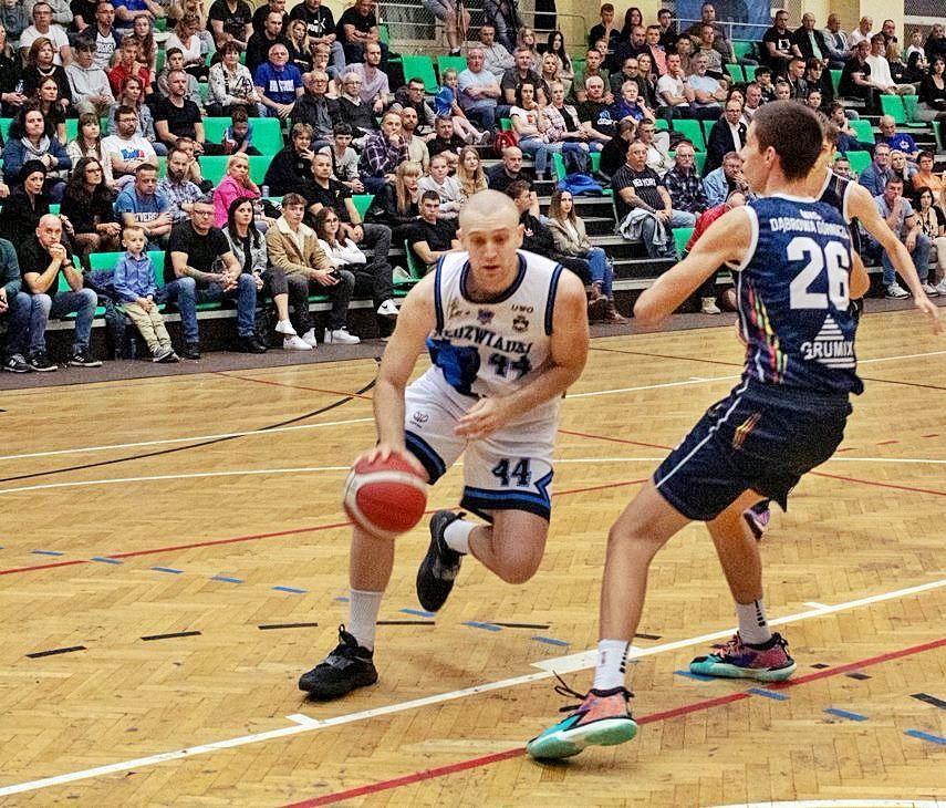 Konrad Strzępek (z lewej) ustrzelił double-double (13 pkt; 18 zbiórek). Miał znakomity przelicznik evaluation – 32. Ale cały zespół zasłużył na słowa uznania.<br/>fot.Grzegorz Gajdzik