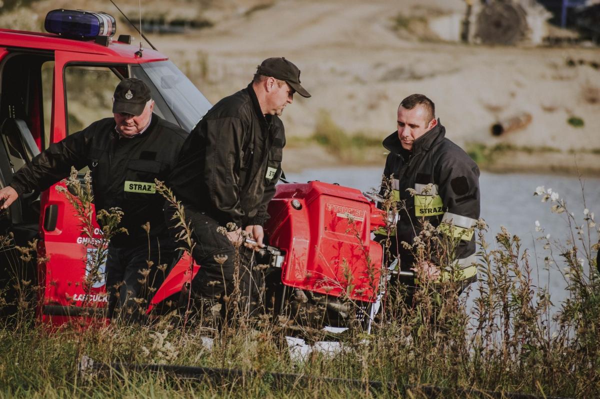 Ćwiczenia i manewry strażackie zawsze przyciągają liczne grono widzów. Tak było i tym razem na żwirowni Krusz-Mat w Gniewczynie Trynieckiej. 





<br/>fot.UG Tryńcza