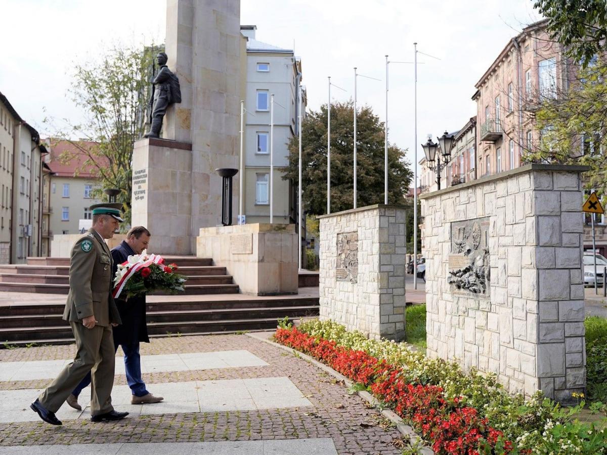 W 98. rocznicę powołania KOP płk SG Sławomir Klekotka – zastępca komendanta Bieszczadzkiego Oddziału Straży Granicznej wraz z Cezarym Okoczukiem, przewodniczącym NSZZ FSG Koła nr 1 Emerytów i Rencistów złożyli kwiaty pod tablicą poświęconą pamięci żołnierzy służących w Korpusie Ochrony Pogranicza, z