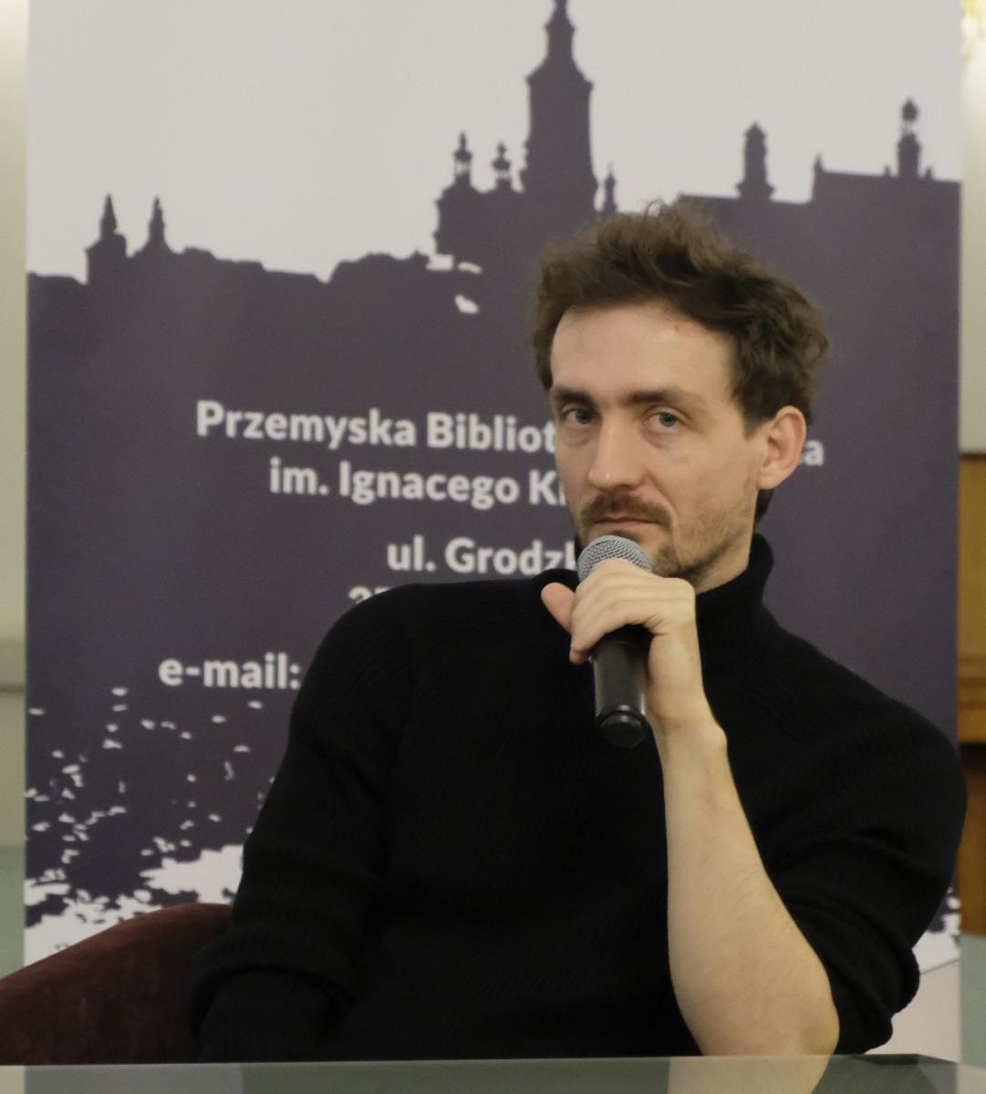 Rafał Herman podczas spotkania w bibliotece.
<br/>fot.Jacek Szwic
