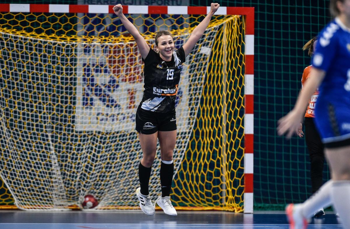 Wiktoria Gliwińska coraz lepiej spisuje się w barwach Eurobud JKS Jarosław. Jest czwartą snajperką zespołu z dorobkiem 17 bramek w 6 meczach.<br/>fot.PGNiG Superliga Piłki Ręcznej Kobiet