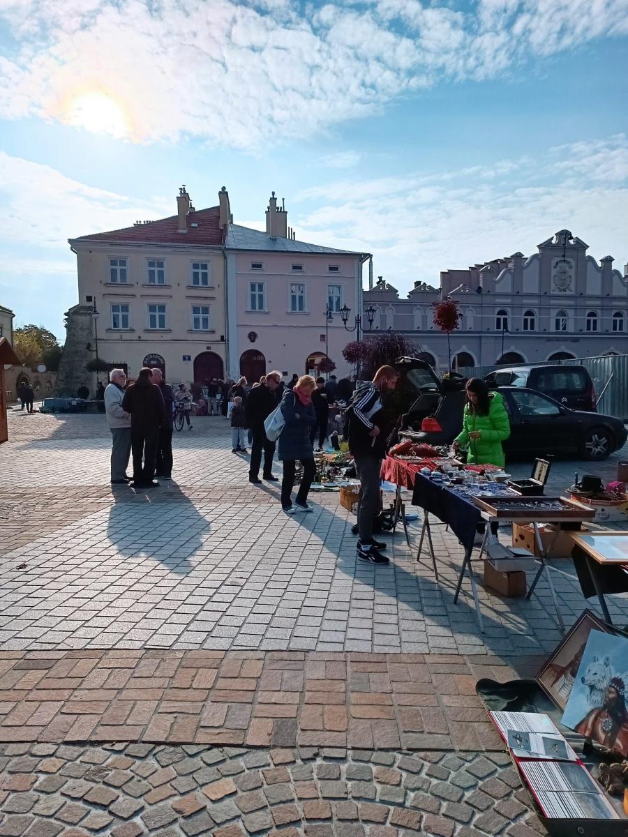 Prowizoryczne stoiska i masa różnych produktów – od figurek sakralnych, przez szklane patery, po ubijaki do masła. To wszystko można było nabyć na kolejnej edycji pchlego targu na jarosławskim Rynku.<br/>fot.archiwum autora