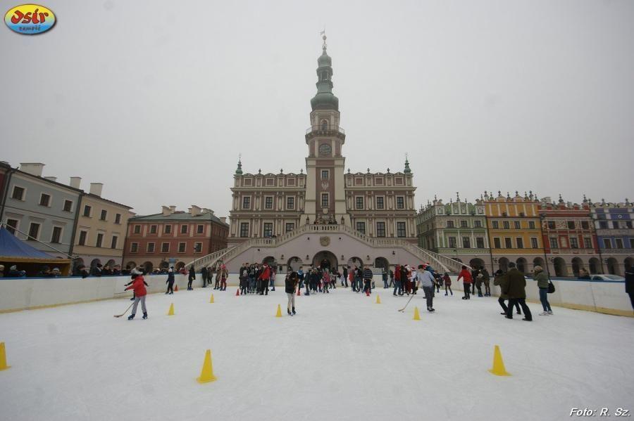  Tak wygląda lodowisko usytuowane na Rynku w Zamościu. Czy taka przestrzeń będzie cieszyć jarosławian? <br/>fot.zci.zamosc.pl