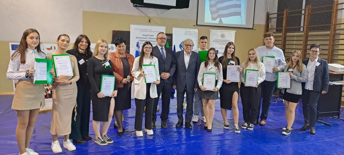 - Zmiana nazwy szkoły związana jest z planowanym wzbogaceniem oferty o atrakcyjne kierunki i dodatkowe zajęcia rozwijające kreatywność, co w przyszłości pozwoli absolwentom uruchomić własną działalność gospodarczą – mówi Agnieszka Siwoń (pierwsza z prawej).
<br/>fot.Zespół Szkół Spożywczych i Biznes