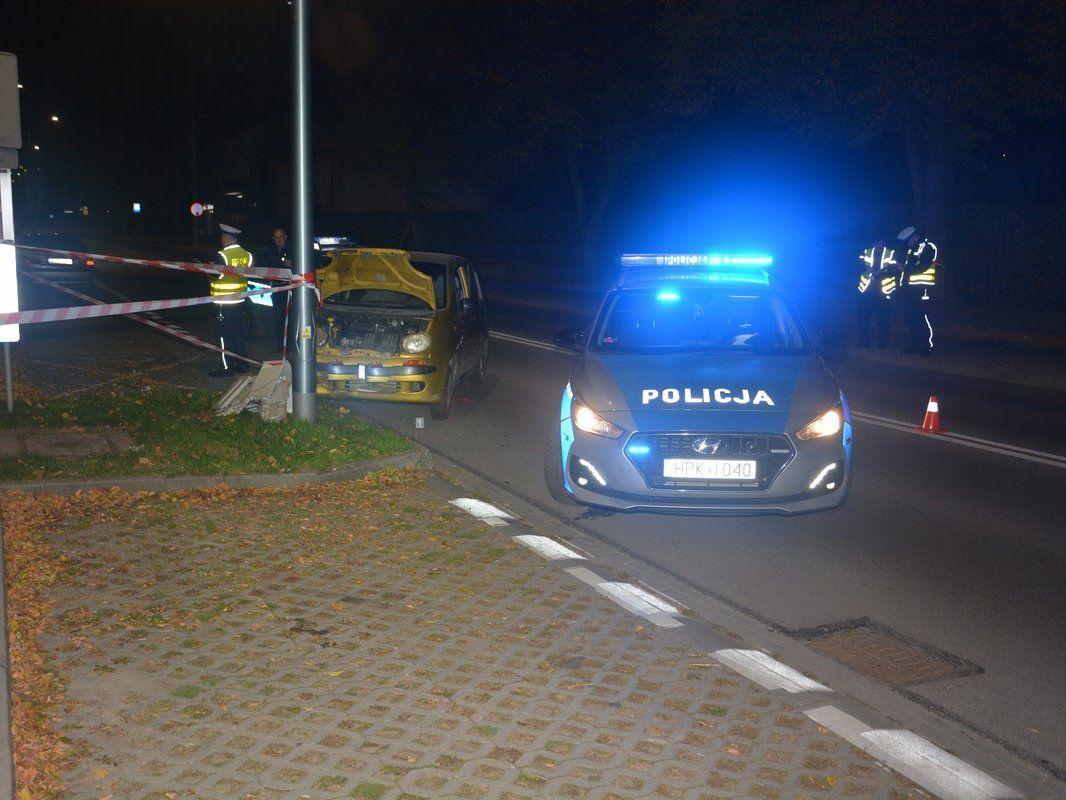 Nastolatek zakończył ucieczkę, wjeżdżając w latarnię.<br/>fot.KPP Jasło