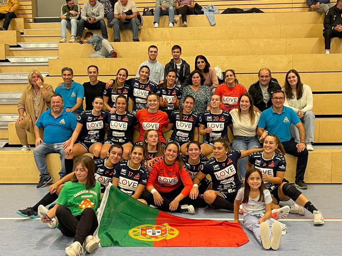 Alavarium Love Tiles Aveiro tuż po historycznym wygraniu pucharowego dwumeczu z zespołem z Luksemburga i awansie do III rundy EHF European Cup.<br/>fot.ze zbiorów Alavarium Love Tiles Aveiro