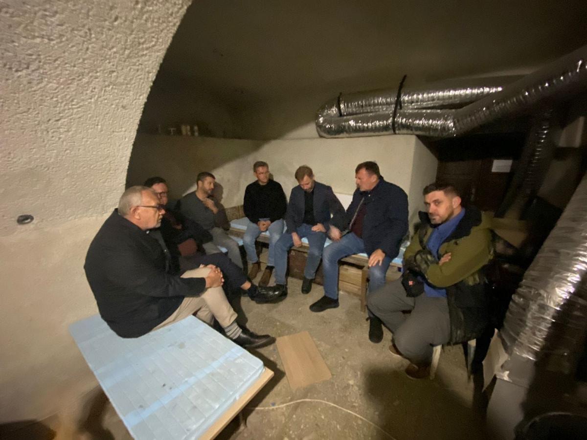 – Lwów. Ponad 2 godziny w schronie. W mieście, wśród ludzi czuć niepokój. Ataki dronów kamikadze w dużych miastach przypomniały o wojnie. My w każdej chwili możemy wyjechać. Ukraińcy w swoich domach żyją w ciągłym zagrożeniu i niepokoju o życie swoje, dzieci i bliskich – napisał 17 października Marc