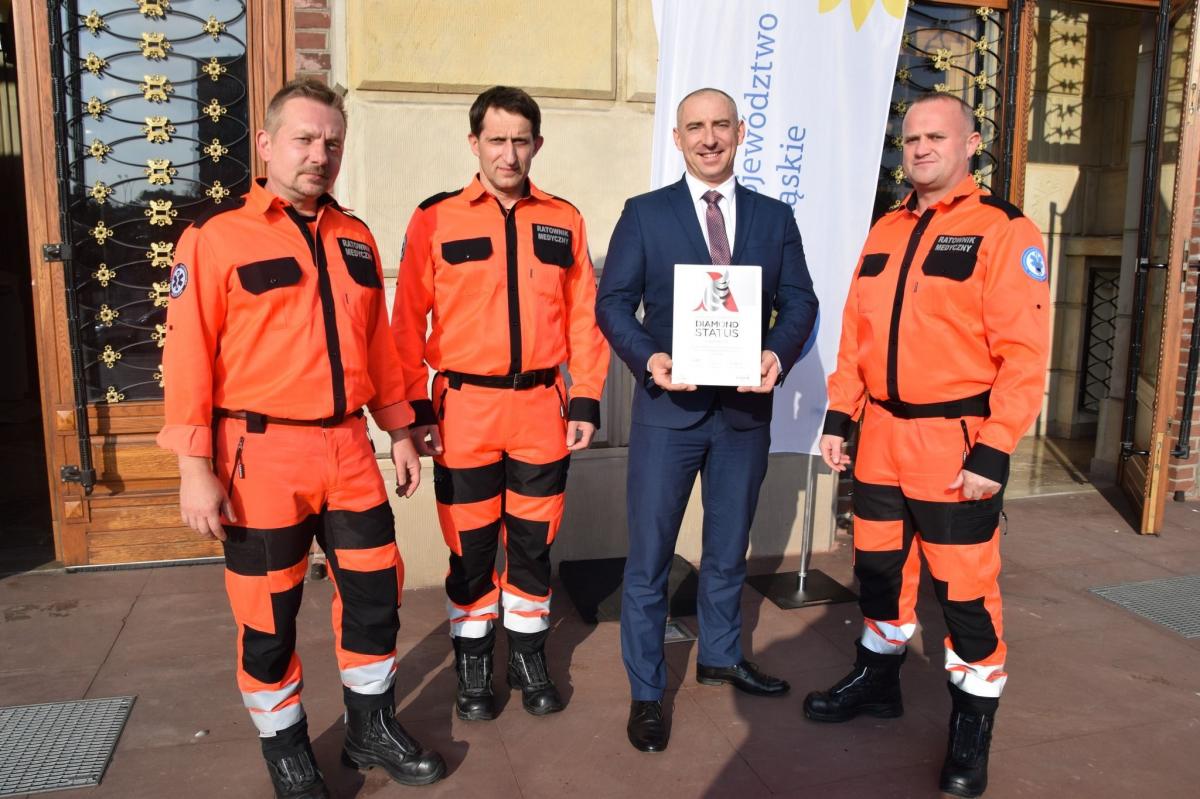 W gronie uhonorowanych najlepszych świadczeniodawców z zakresu przedszpitalnej opieki udarowej znalazła się Wojewódzka Stacja Pogotowia Ratunkowego w Przemyślu, która otrzymała nagrodę diamentową. Na uroczystościach jednostkę reprezentował dyrektor Rafał Kijanka. 



<br/>fot.WSPR Przemyśl