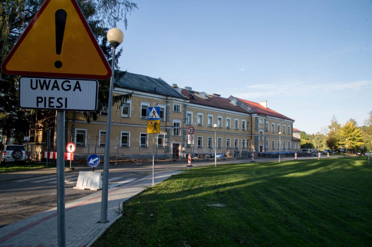 Aktualnie prace prowadzone są w zasadzie na wszystkich kondygnacjach budynku przy Lwowskiej. Po remoncie ma on spełniać wszelkie wymagania w zakresie prowadzenia zajęć edukacyjnych. 

<br/>fot.UM Radymno