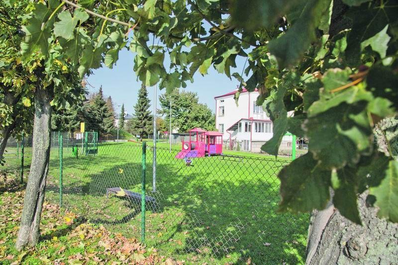 Znaczna część głosujących (aż 451 mieszkańców) uznała, że na realizację najbardziej zasługuje pomysł rozbudowy placu zabaw wraz z elementami siłowni zewnętrznej i monitoringiem na os. Jana Pawła II.<br/>fot.UM Radymna