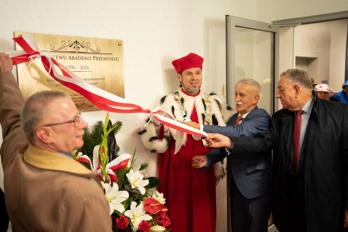 Moment odsłonięcia pamiątkowej tablicy poświęconej członkom powstałego w 1996 r. Towarzystwa Akademii Przemyskiej, którego podstawowym celem było dążenie do utworzenia w Przemyślu publicznej szkoły wyższej.

<br/>fot.PANS w Przemyślu