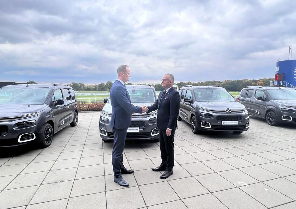 Na razie 11, a docelowo 16 samochodów przekazanych przez Totalizator Sportowy pojazdów ma zwiększyć mobilność działających w terenie funkcjonariuszy KAS, a także pomóc im w transporcie i zabezpieczaniu przejętych urządzeń i zapisanych na nich danych. 

<br/>fot.KAS Rzeszów