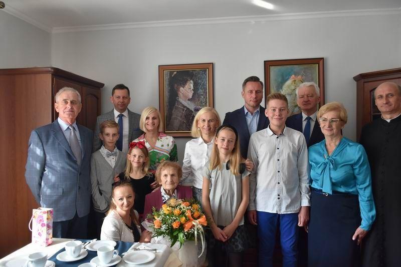 Pani Janinie Bochenek dane było przeżyć cały wiek polskiej historii. Jest dowodem na to, że pozytywne myślenie, aktywny tryb życia i zaangażowanie społeczne sprzyjają zdrowiu i dobrej kondycji. 100. urodziny świętowała w gronie najbliższych i przybyłych gości.<br/>fot.GCK w Medyce