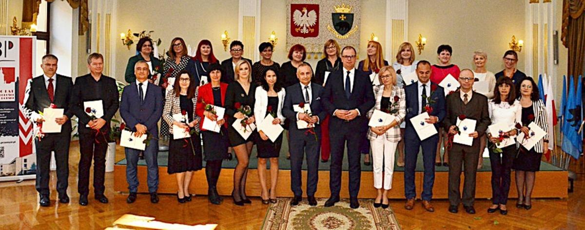 W br. prezydent miasta przyznał nagrody 27 pracownikom przemyskiej oświaty, które osobiście wręczył podczas uroczystości.<br/>fot.UM Przemyśl  