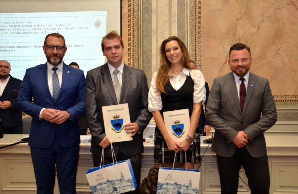 Laureaci w towarzystwie zastępcy prezydenta miasta Bogusława Świeżego (z lewej) i przewodniczącego Rady Miejskiej w Przemyślu Roberta Bala (z prawej).<br/>fot.UM Przemyśl  