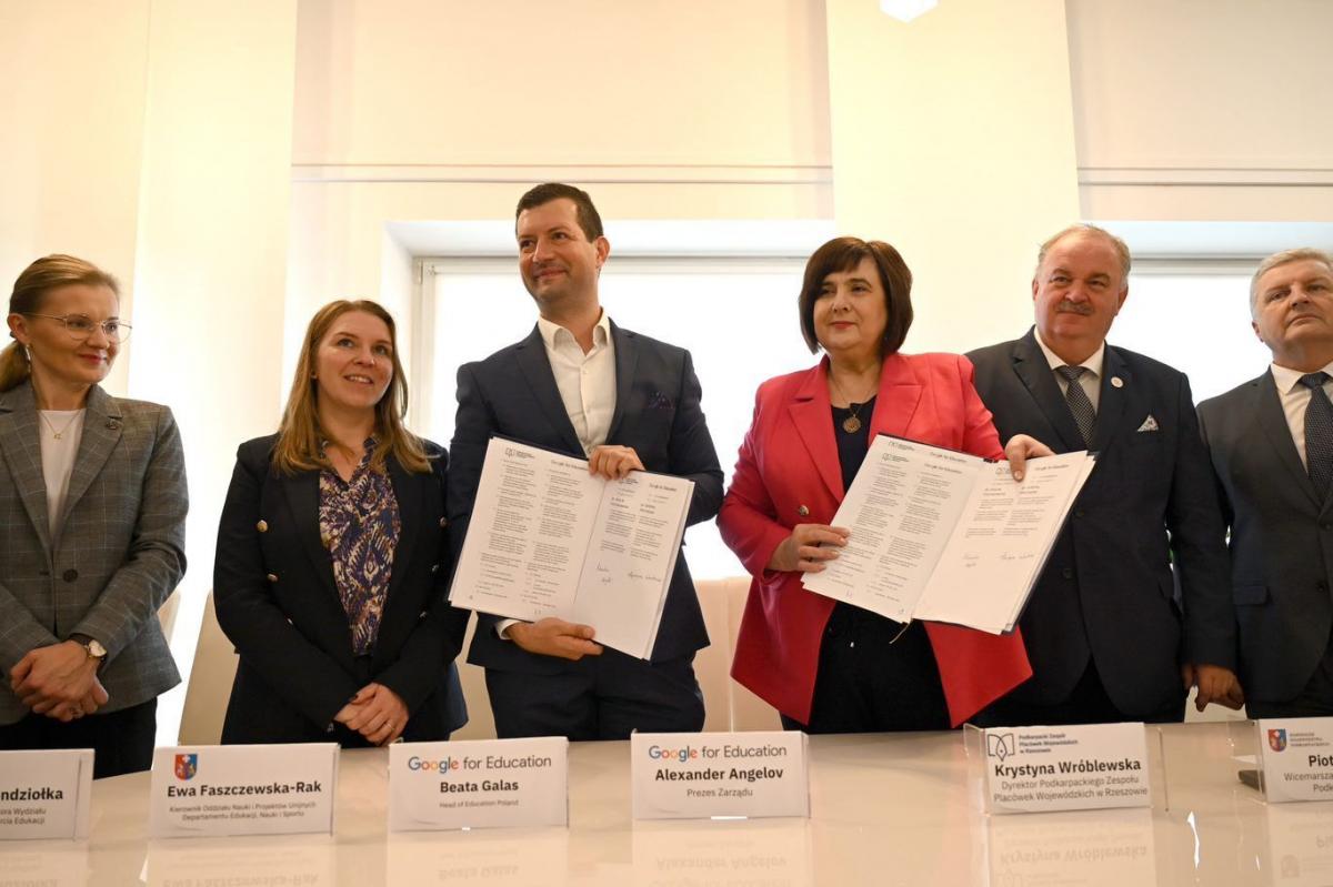 Porozumienie podpisali dyrektor Podkarpackiego Zespołu Placówek Wojewódzkich w Rzeszowie Krystyna Wróblewska oraz prezes zarządu CCT Poland sp. z o.o. Alexander Angelov.<br/>fot.ze zbiorów własnych