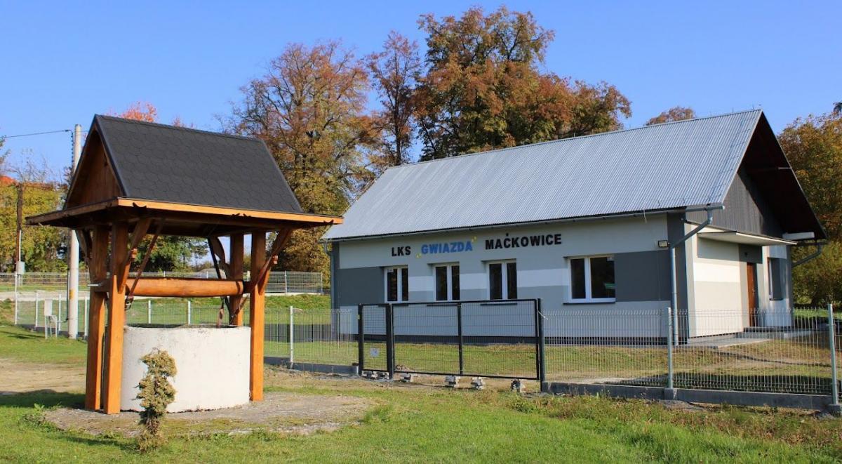Jesienią 2021 r. prace remontowe przy popularnej agronomówce w Maćkowicach zostały sfinalizowane. Obecnie trwają te prowadzone wokół obiektu.<br/>fot.UG Żurawica